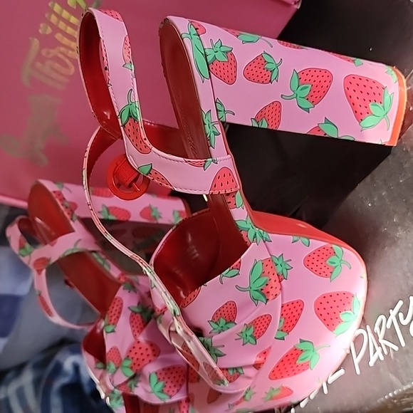 Like New Sugar Thrillz x Dolls Kill Strawberry Fields Platforms - Picture 3 of 4